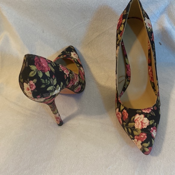 SIZE 6 JOE FRESH 4” High Heels. Black with Roses on them. - Picture 4 of 10